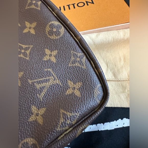Louis Vuitton Mini Pochette in Mono - Picture 9 of 13